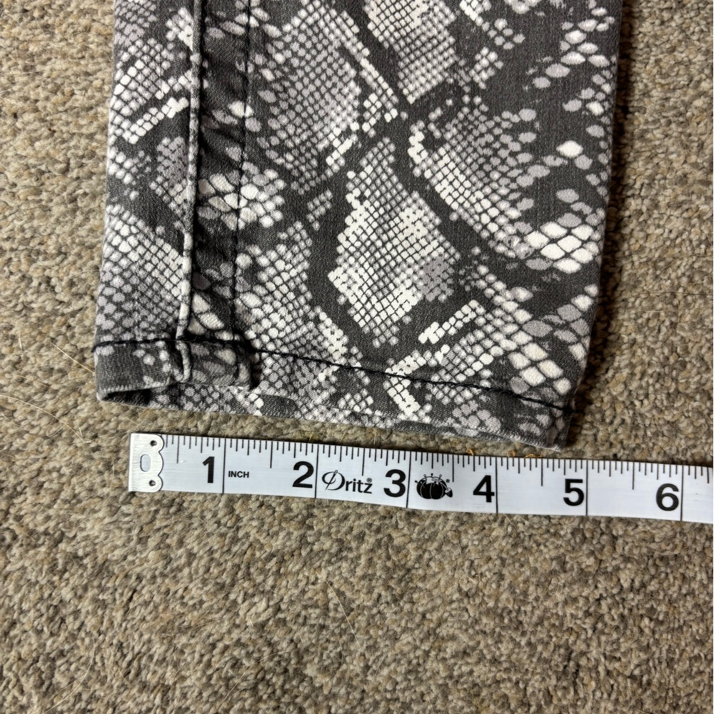 Seven 7 Stylish Snake Print Skinny Jeans - size 8. - Picture 3 of 10